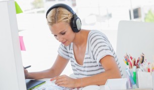 10 песни, които ще ви накарат да се усмихнете (видео)