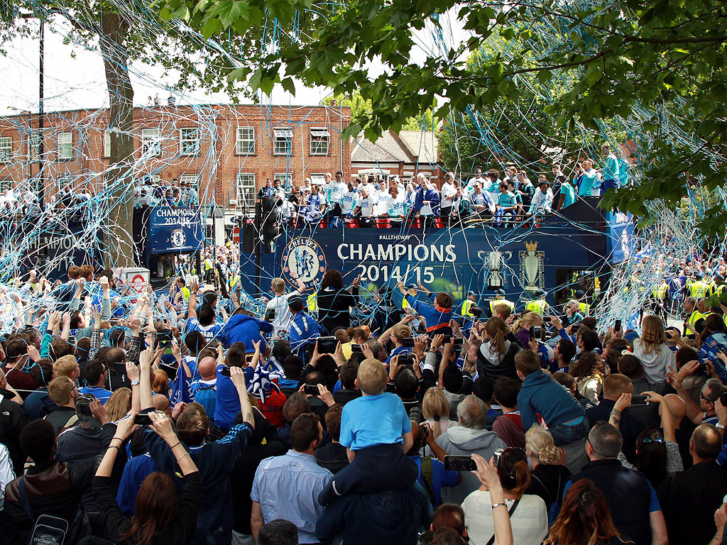 Членове на футболен клуб Челси на победен парад в Западен Лондон, Великобритания. Екипът показва трофеите на Премиършип и Купата на Лигата спечелили през този сезон