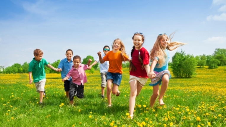 деца поляна радост тичане игра