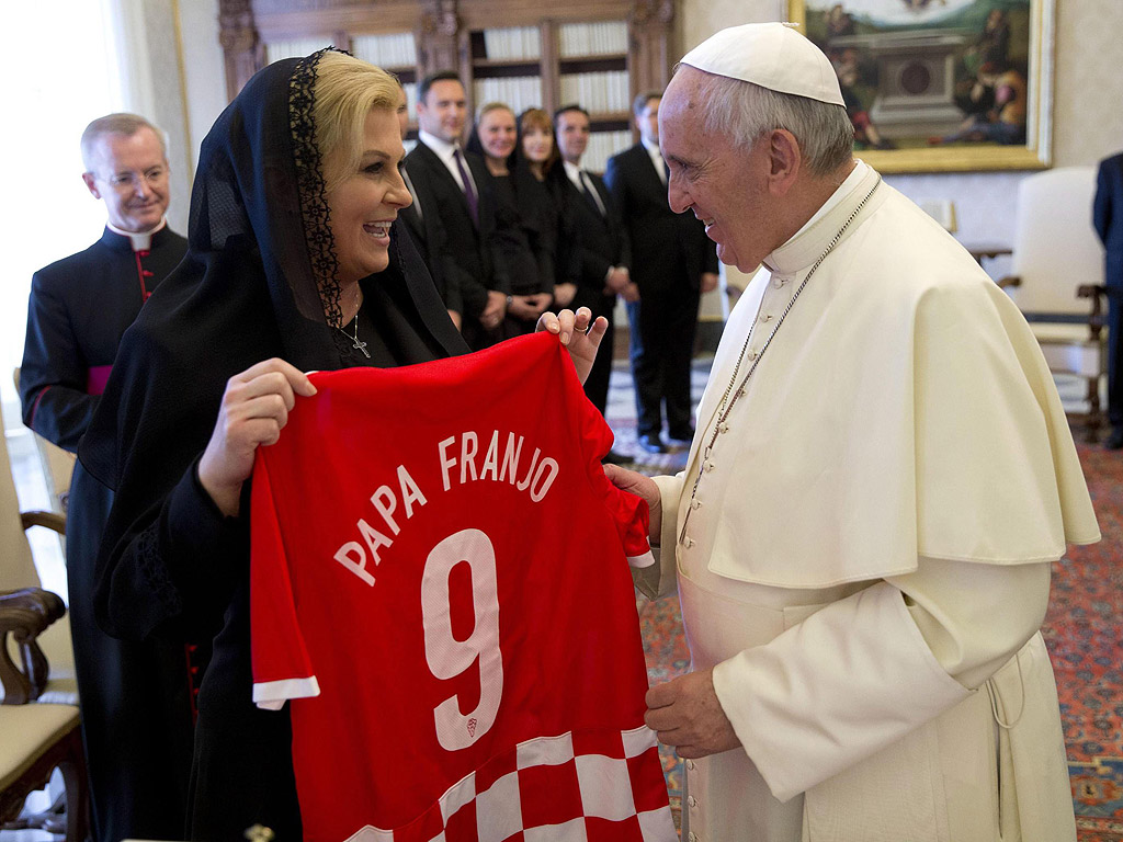 Папа Францис получава фланелка на хърватския национален отбор по футбол от президента на страната Колинда Грабар Китарович, по време на частната й аудиенция във Ватикана.