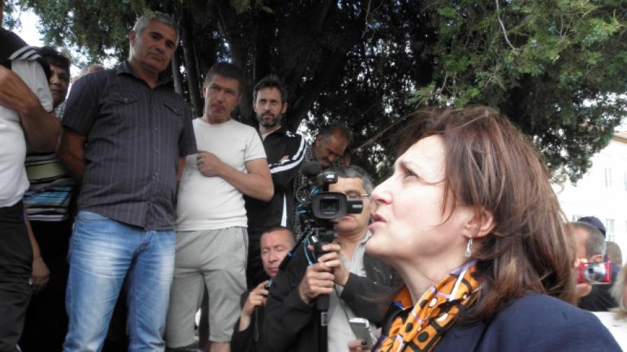 Румяна Бъчварова по време на срещата й с протестиращите в Гърмен на 25 май