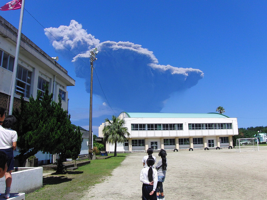 Ученици от Началното училище в Нагата на остров Якушима, глед към вулканичния облак от изригналия вулкан на остров Кутиноерабу. Нито един от около 130 жители на острова не е наранен.