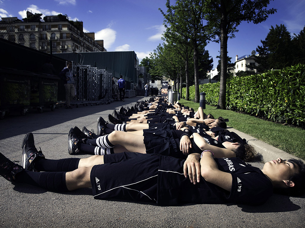 Деца които връщат топките на корта, си почиват по време на турнира Ролан Гарос в Париж, Франция.