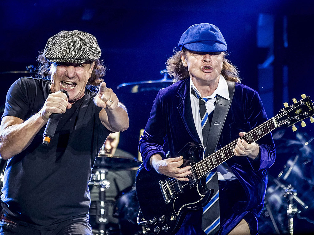 Брайън Джонсън и китаристът Ангъс Йънгд от AC/DC на сцената на стадион Висенте Калдерон в Мадрид, Испания.