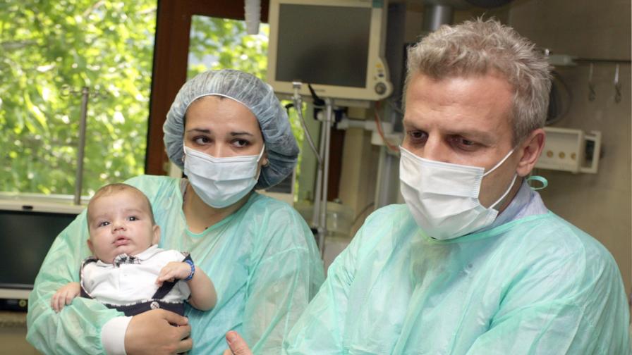 Уникална чернодробна трансплантация на 2-месечно бебе в София