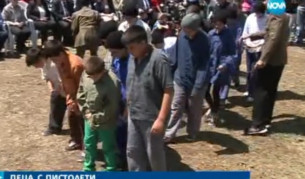 Деца в сцени на насилие - възстановката в Белене