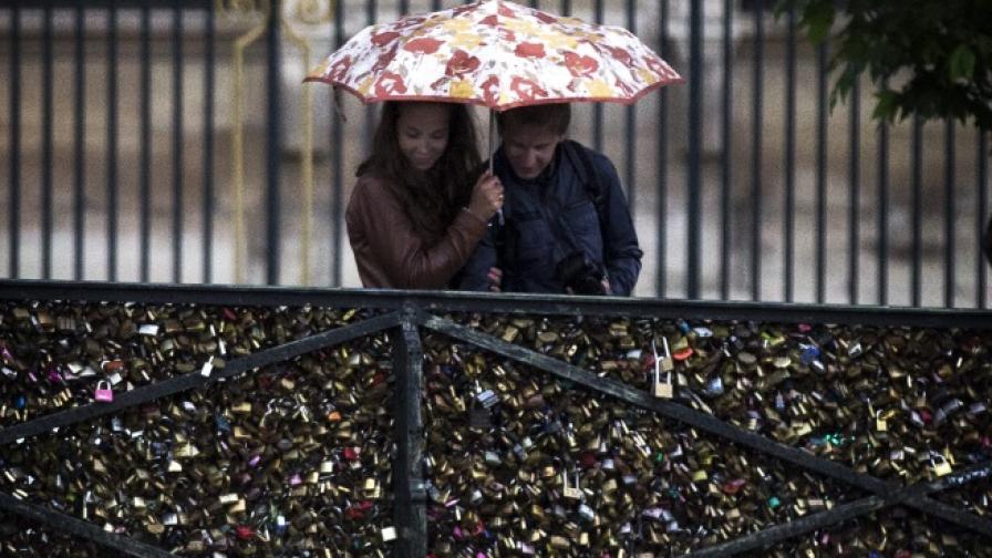 Свалиха катинарите от Моста на влюбените в Париж (видео)
