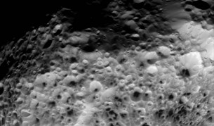 "Касини" направи нови снимки на сатурновата луна Хиперион