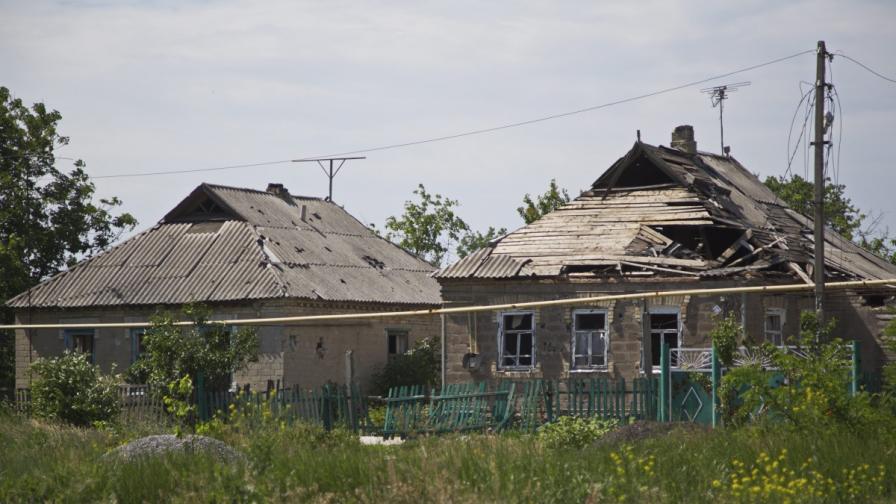 Разрушени къщи от последните боеве в Мариинка
