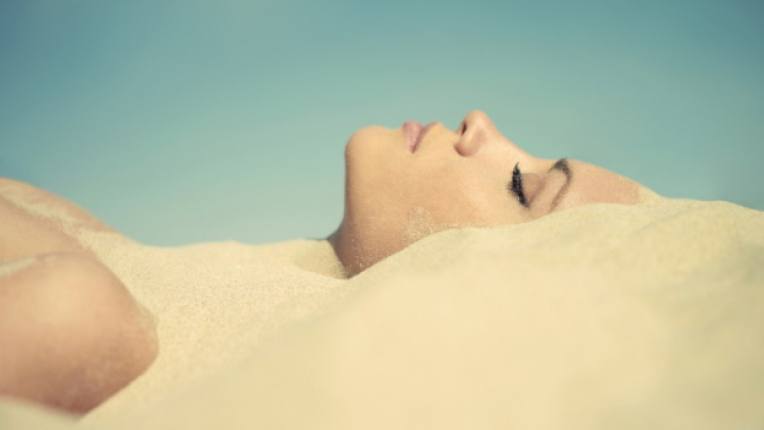 кожа лице цветя плаж пясък жена