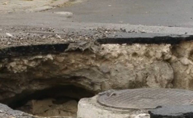 Микробус пропадна в огромна дупка в Пловдивско