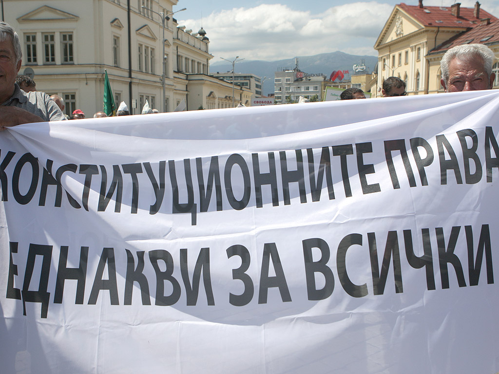 Хиляди ловци от цялата страна блокираха за кратко центъра на София с протестно шествие и митинг, който продължи на площад „Св. Александър Невски“.