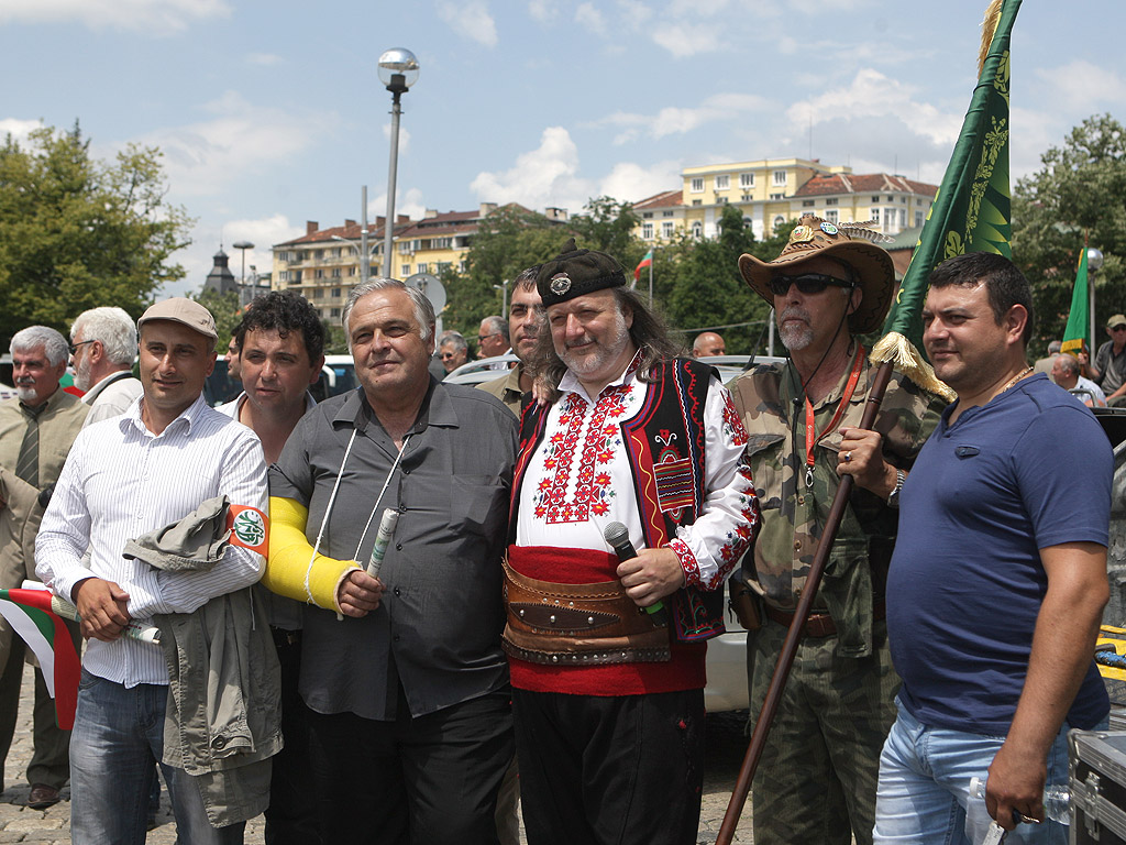Хиляди ловци от цялата страна блокираха за кратко центъра на София с протестно шествие и митинг, който продължи на площад „Св. Александър Невски“.