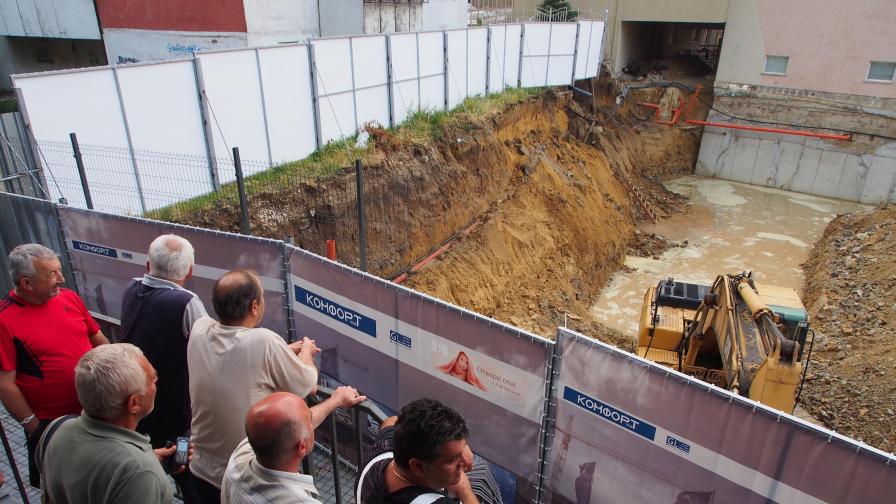 Изкоп и свлачище заплашват жилищен блок от срутване