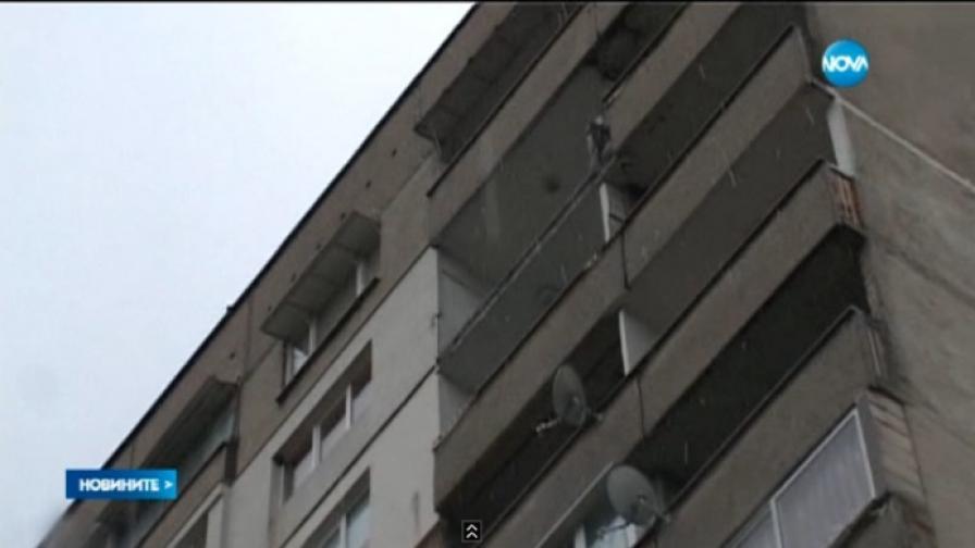 Тераса на блок падна от 14 етаж в Стара Загора
