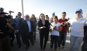 Джоли посети бежански лагер в Турция (видео и снимки)