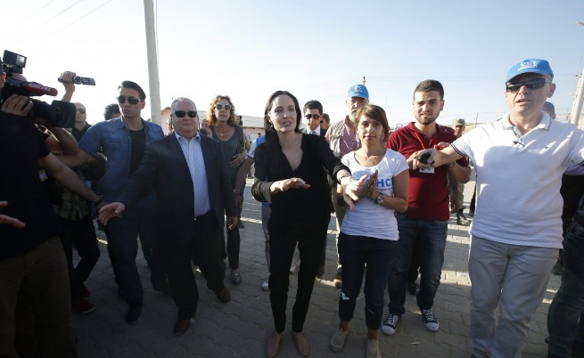 Джоли посети бежански лагер в Турция (видео и снимки)