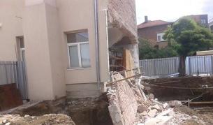 Стена падна от математическата гимназия в Казанлък
