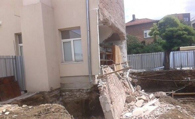 50 кв.м стена падна от Природо-математическа гимназия в Казанлък