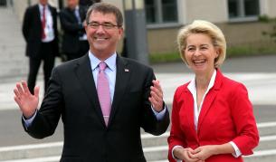 Аштън Картър и германският министър на отбраната Урсула фон дер Лайен