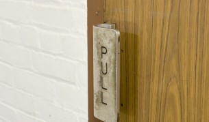 Ученици изобретиха дръжка за врата, която убива микробите