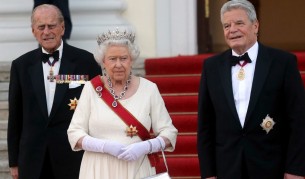 Британската кралица Елизабет II, съпругът ѝ принц Филип (л) и германският президент Йоахим Гаук