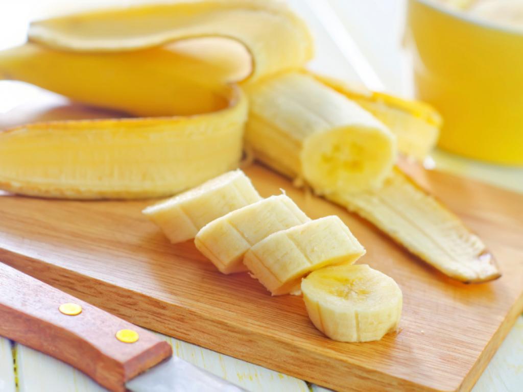 Бананът е популярен като лека закуска както сред спортистите така