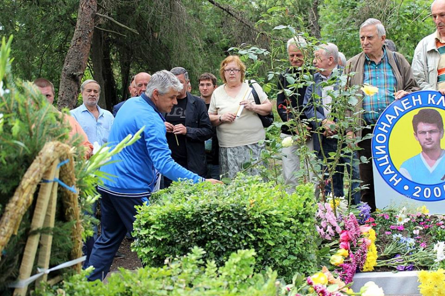 Панихидата на Гунди и Котков1