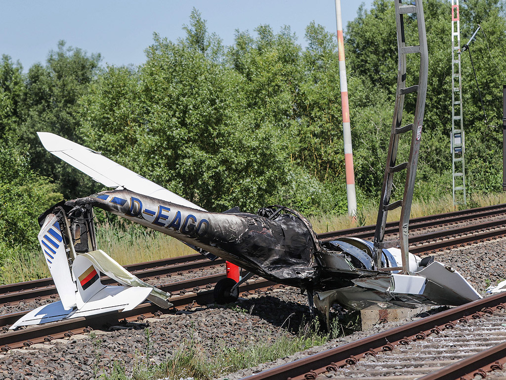 Останките на лек спортен самолет лежат на железопътна линия след неговата катастрофа близо до Egelsbach, Германия. Двама души са били на борда по време на катастрофата.