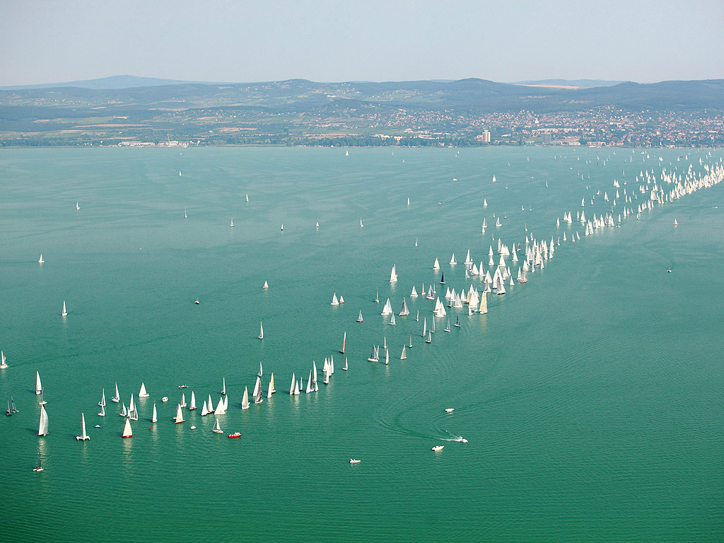 Яхти плават в езерото Балатон, 124 км югозападно от Будапеща, Унгария. Тази година, 600 платноходки участват в най-големия кръг в яхтинг състезание на Европа