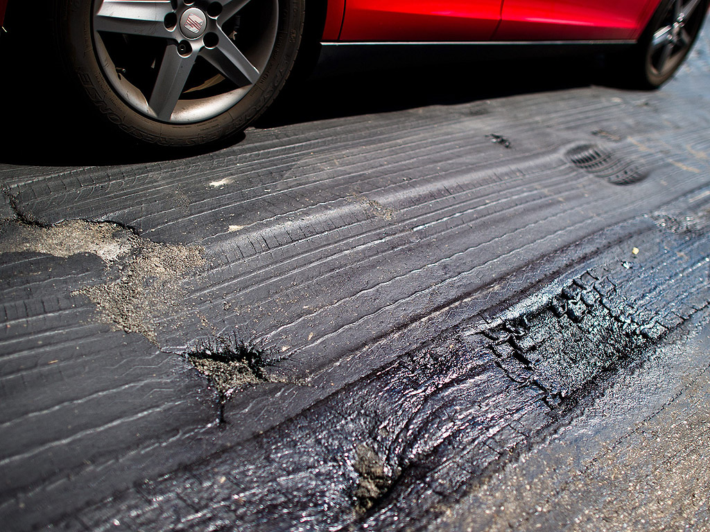 Поради продължаващата жега, с температури от над 35 градуса по Целзий, асфалтовата повърхност на пътното платно е станала толкова мека, че превозните средства са оставили отпечатъци от гумите по него, във Франкфурт на Майн, Германия