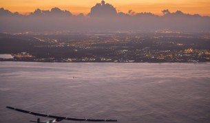 Самолет, захранван само от слънцето, прелетя 8200 км