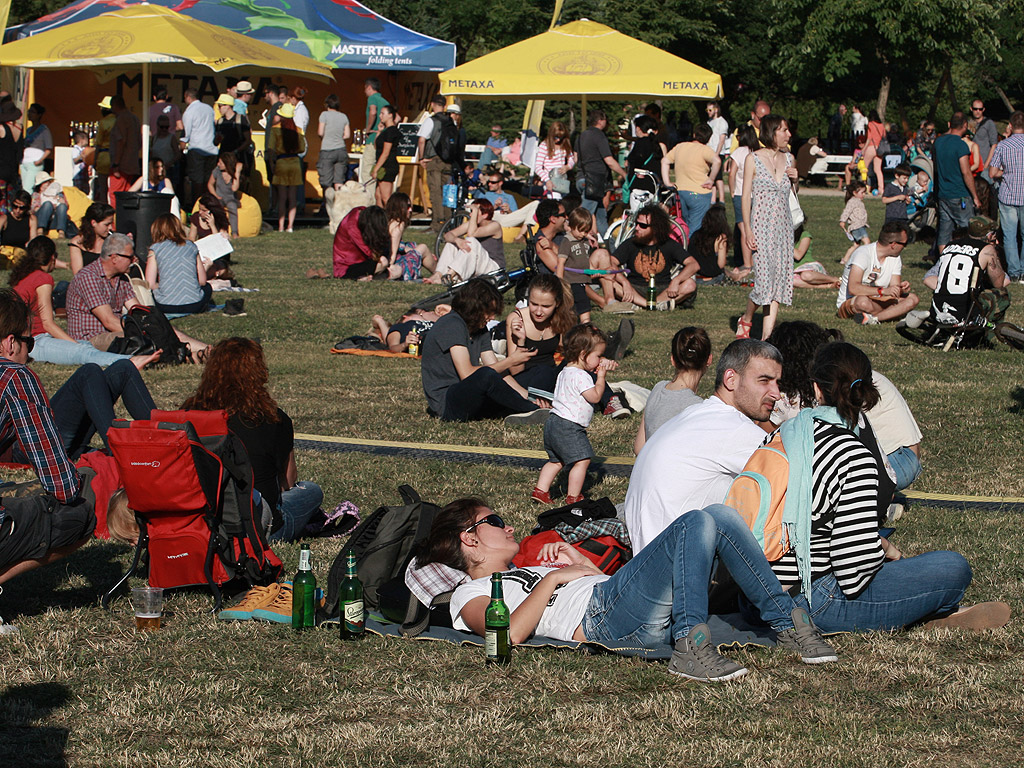 А to JazZ Фестивалът вход свободен и очаква всички меломани от 3 до 5 юли в Южен парк 2 .