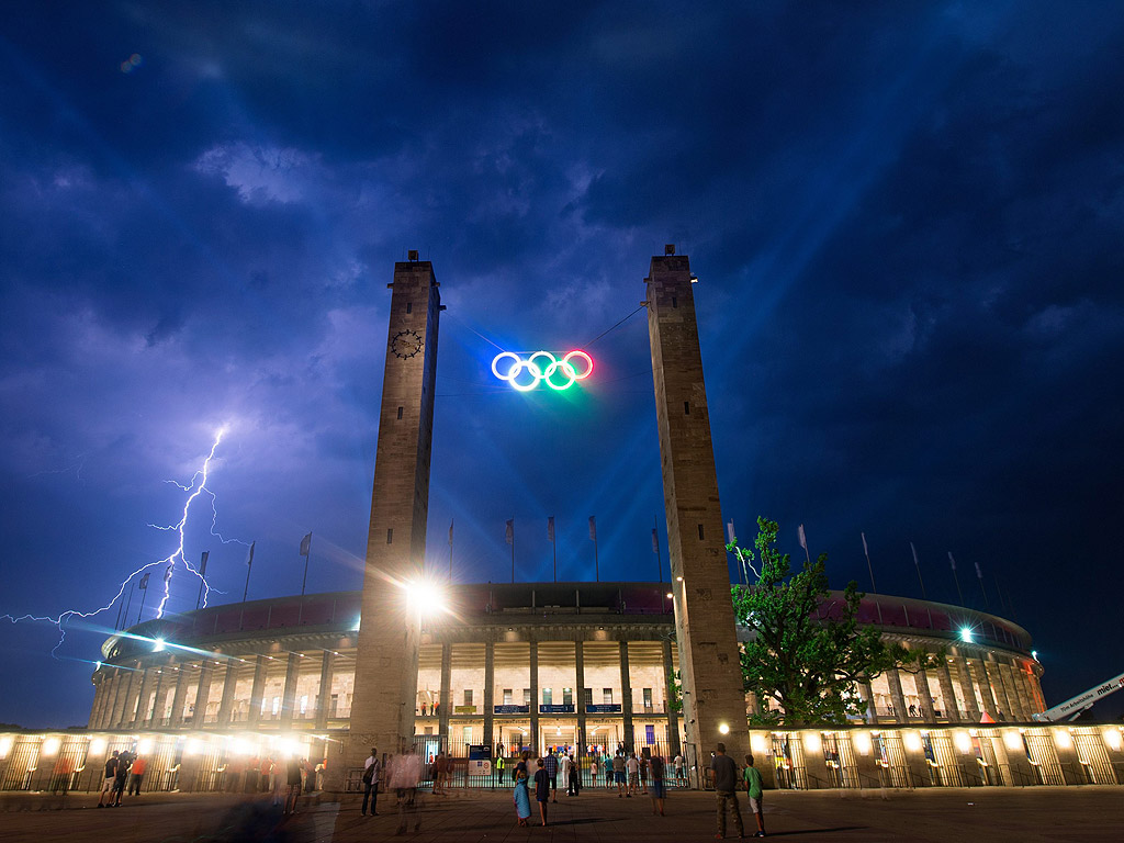 Мълния удря над Олимпийския стадион по време на концерт на германската певица Хелън Фишер в Берлин, Германия.