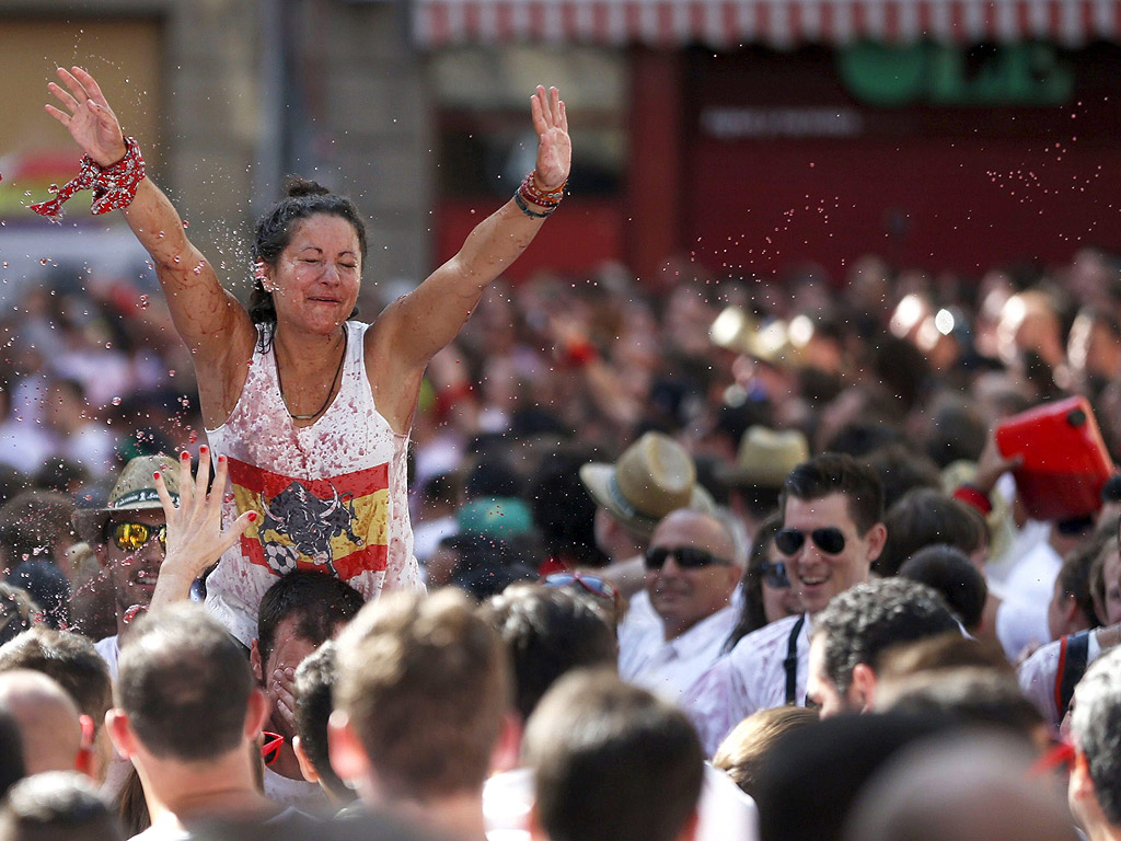 Официалното начало на празника Сан Фермин в Памплона, Испания. Стотици хиляди посетители от цял свят присъстват на деветдневния празник - надбягване с бикове по 825 метра маршрут из тесните улички на стария град