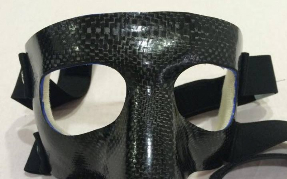 Волейболист с предпазна маска срещу Белгия