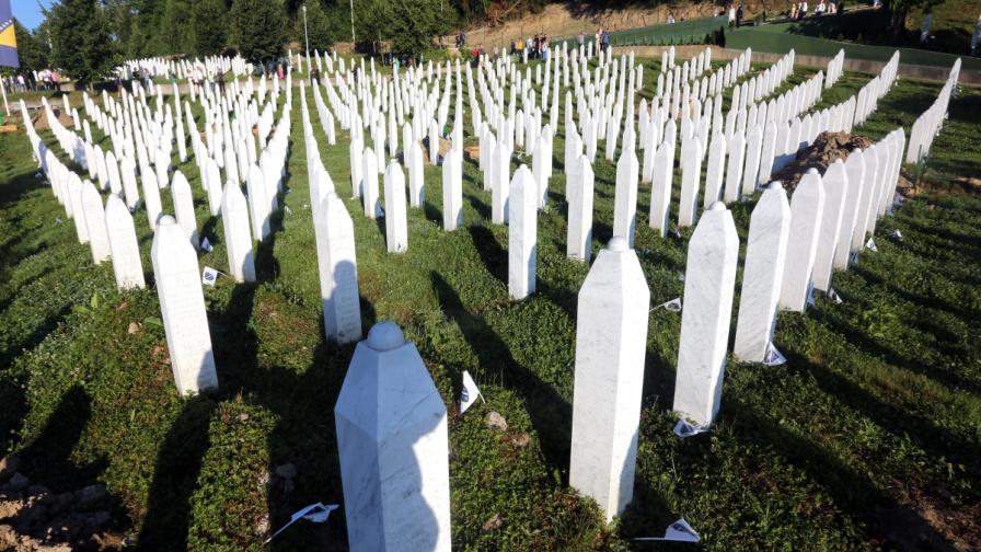 Сръбският премиер освиркван и замерян с камъни в Сребреница