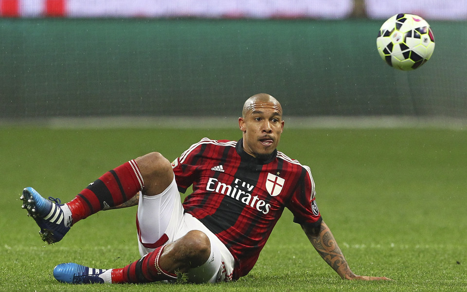 Де Йонг мрънка от малкото време на терена за Милан