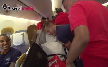 ВИДЕО: Песни и закачки в самолета на Арсенал
