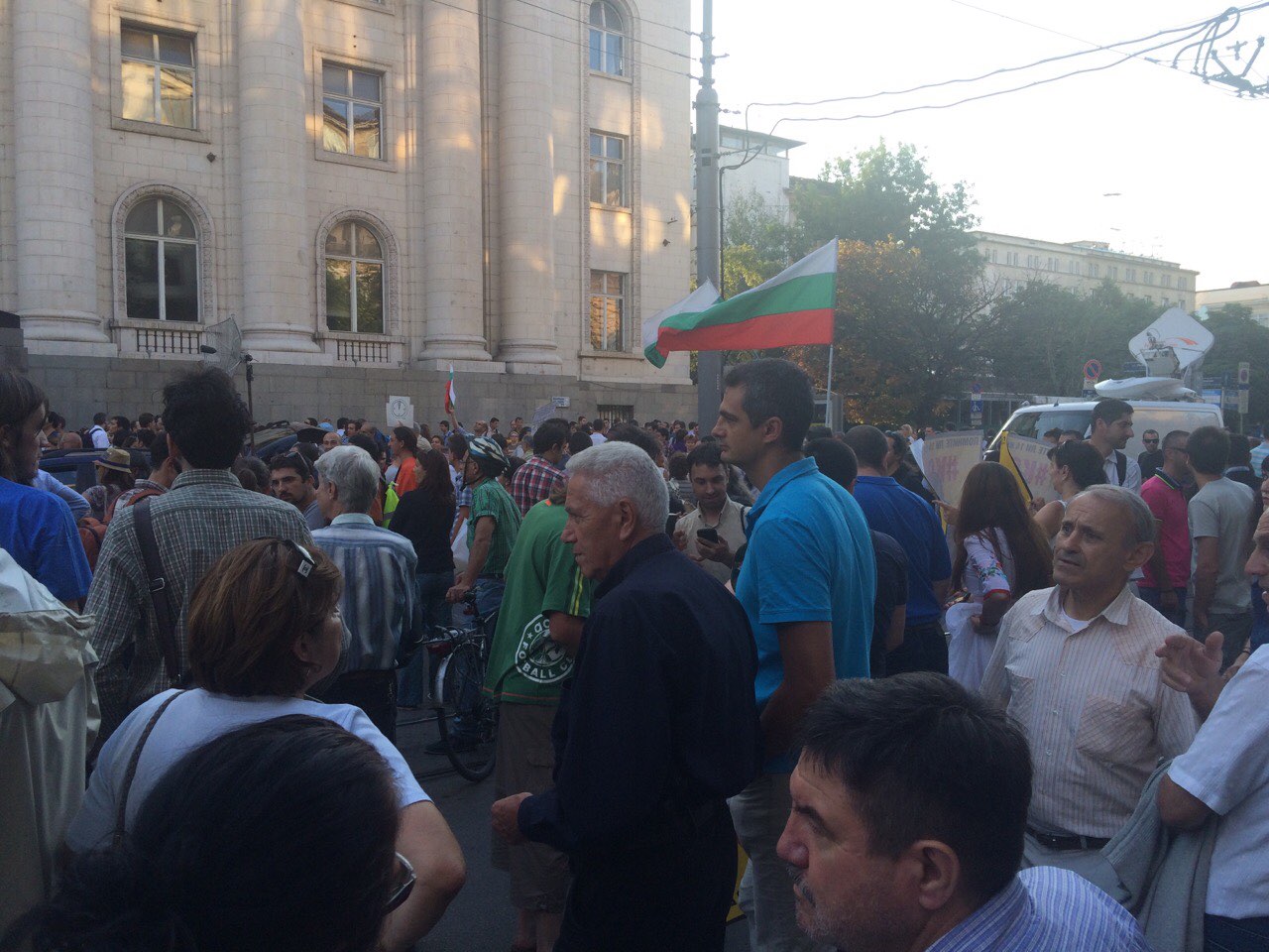Протестиращи срещу главния прокурор Сотир Цацаров блокираха движението пред сградата на Съдебната палата в София