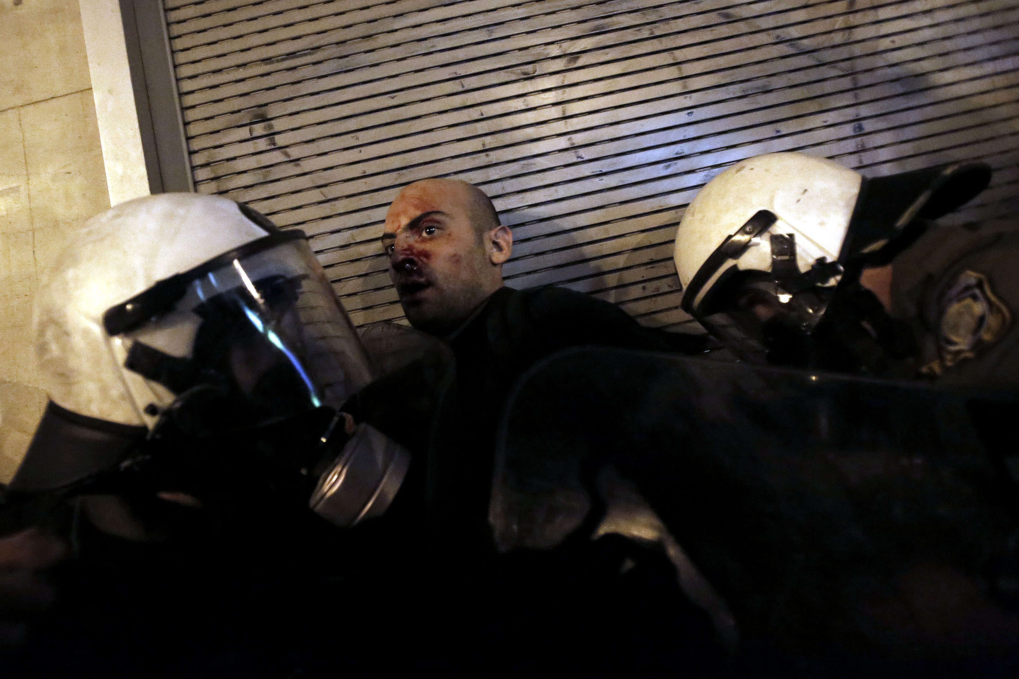 Ожесточени сблъсъци между демонстранти и полиция избухнаха тази вечер в центъра на Атина, където парламентът започна да обсъжда мерките за икономии, поискани от международните кредитори на страната в замяна на трета спасителна програма. Група демонстранти хвърлят запалителни бомби срещу полицаите, които отвръщат със сълзотворен газ.