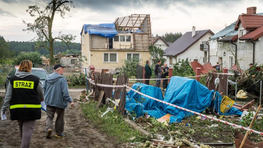 Един загинал и 17 ранени след буря в Полша