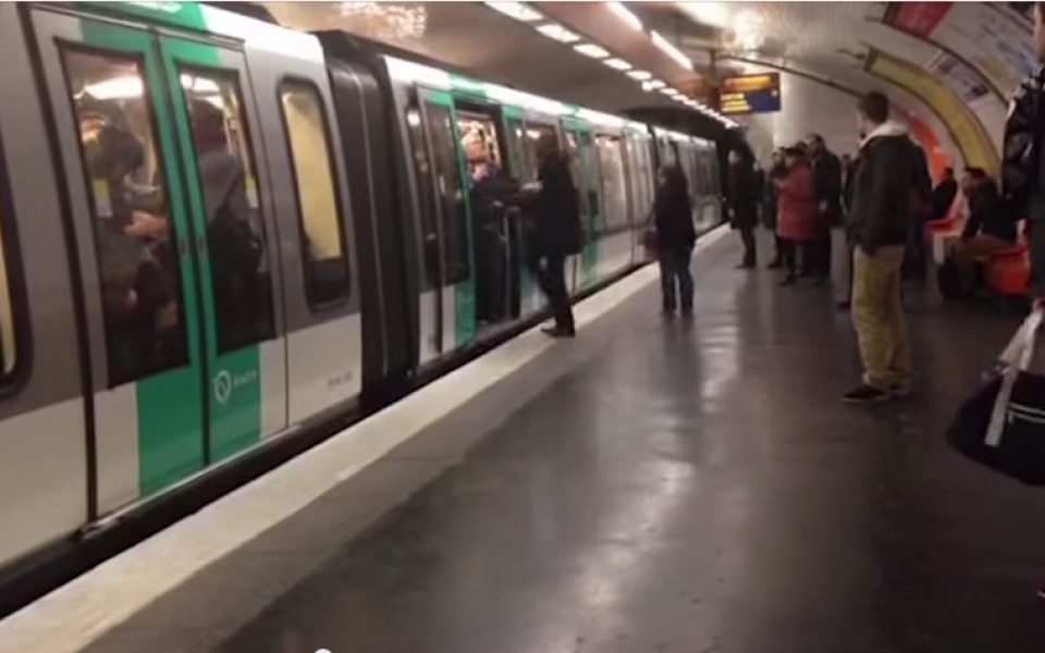 Жертвата на расистки скандал в парижкото метро ще отиде на мач ...