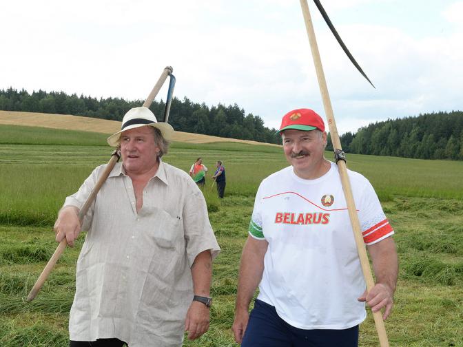 Лукашенко Депардийо коси трева
