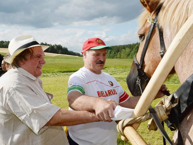 Лукашенко Депардийо коси трева