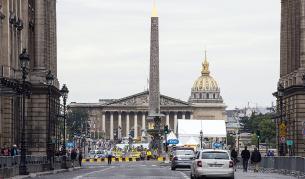 Кола опита да се вреже в площад „Конкорд“ в Париж