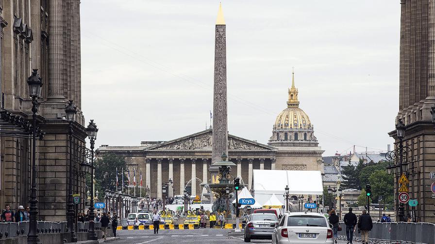 Кола опита да се вреже в площад „Конкорд“ в Париж