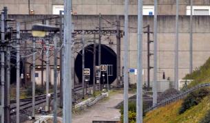 Имигрант загина при опит за минаване под Ламанша