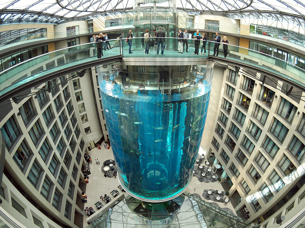 Изглед от AquaDom, най-голямия свободно стояща цилиндричен аквариум в света в Берлин, Германия. Стъкления контейнер от акрил е 22-метров резервоар, който е с дебелина 22 см. Повече от 1500 риби живеят в един милион литра вода