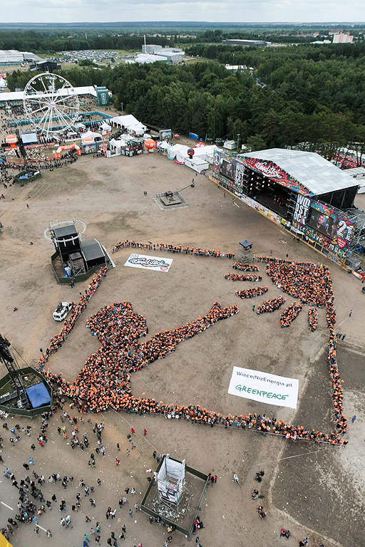 Участници образуват човешко лого на Greenpeace по време на 21-вия Przystanek Woodstock фестивал в Костшин над Одрон в Полша. Дестки хиляди души посетиха един от най-големите фестивали на открито в Европа който се провежда от 30 юли до 01 август.